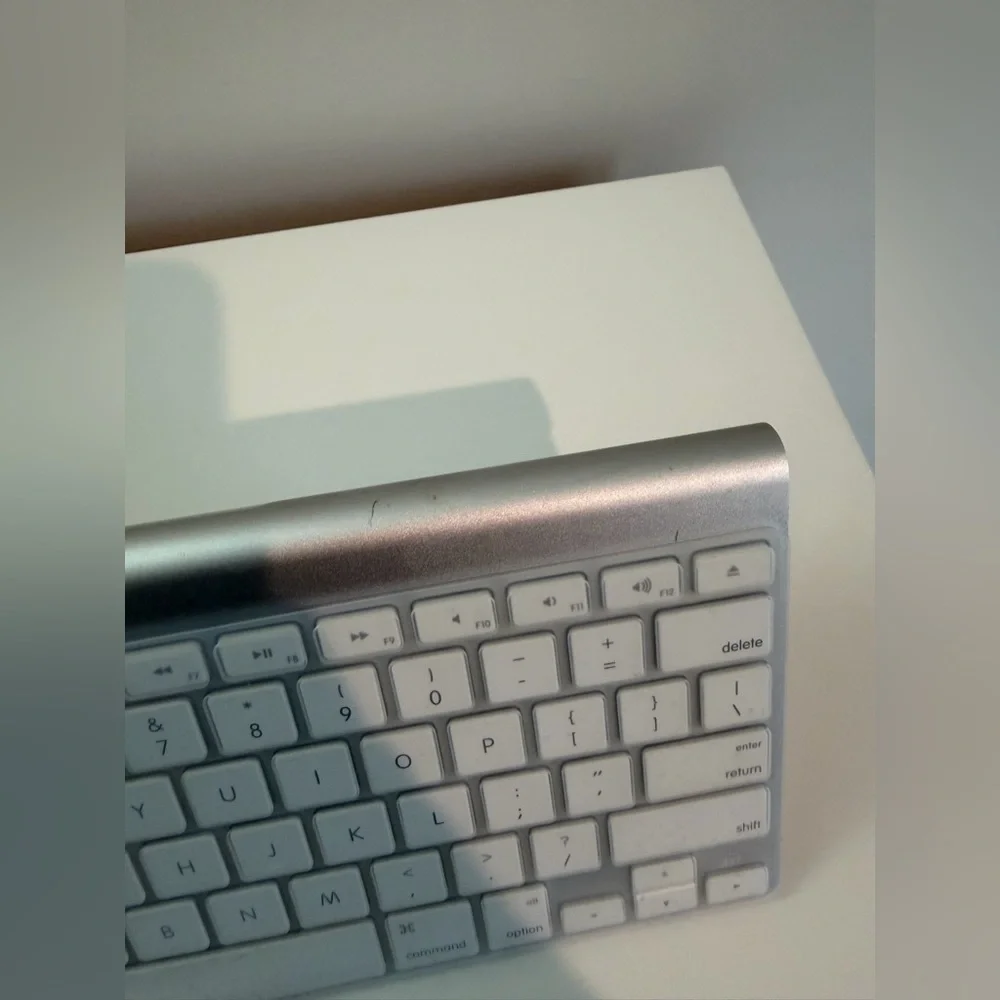 Apple Wireless Silver Keyboard (model A1314)